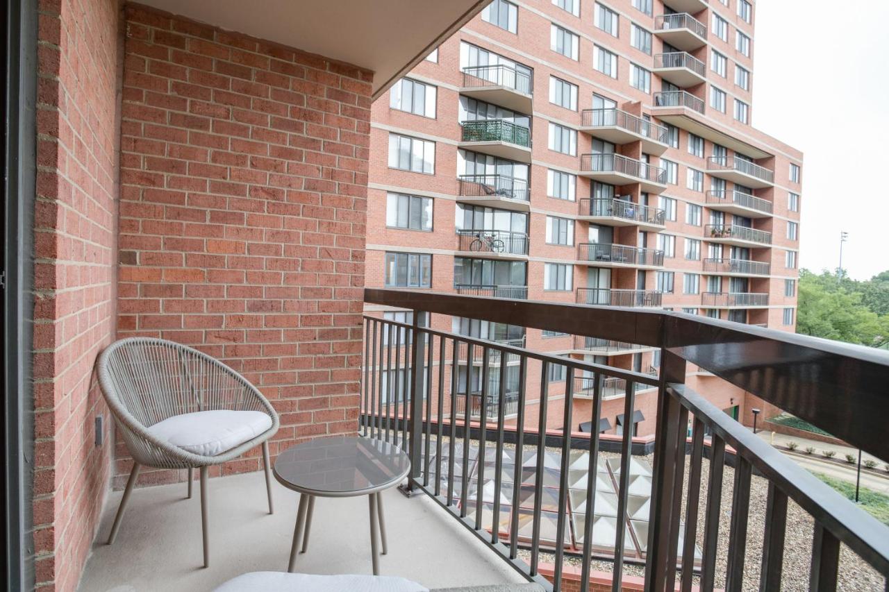 Modern & Charming Apt With Rooftop @Pentagon City Arlington Exteriör bild