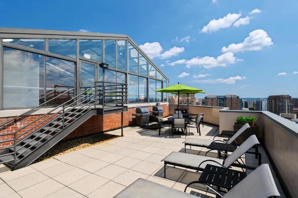 Modern & Charming Apt With Rooftop @Pentagon City Arlington Exteriör bild